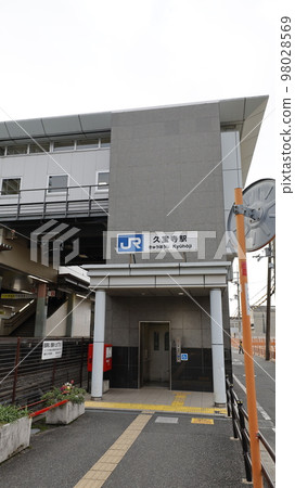 JR Yamatoji Line, Osaka Higashi Line Kyuhoji Station North Exit JR Yamatoji Line, Osaka Higashi Line Kyuhoji Station North Exit 98028569