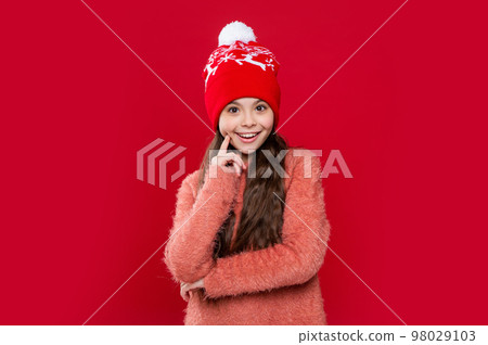winter fashion for happy teen kid. hat knitwear. teen kid model in hat. teen kid in hat 98029103