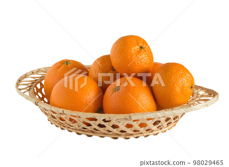 Fresh tangerines in a straw dish isolated on white background Fresh tangerines in a straw dish isolated on white background 98029465