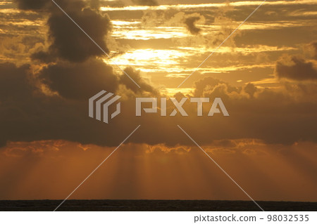 Morning sun with streaks of light 98032535