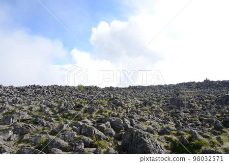 蔚藍天空的山頂，竹科山的景色 98032571