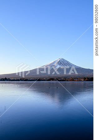 倒映在清晨的河口湖中的富士山 98032600
