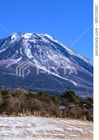 The countryside of Fujigane and the superb view of Mt.Fuji, winter scenery The countryside of Fujigane and the superb view of Mt.Fuji, winter scenery 98032682
