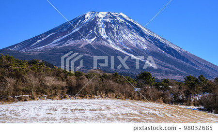 富士金的鄉村和富士山的絕景,冬天的風景 富士金的鄉村和富士山的絕景,冬天的風景 98032685