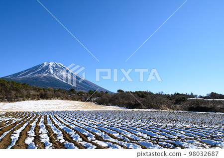 The countryside of Fujigane and the superb view of Mt.Fuji, winter scenery The countryside of Fujigane and the superb view of Mt.Fuji, winter scenery 98032687