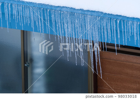 Icicles formed from the roof 98033018