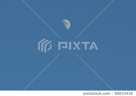北斗市白州町除夕晚空與月齡7.7後上弦月 98033438