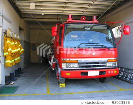 陸上自衛隊消防泵車在車庫 98033556