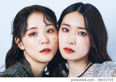 Fashion portrait of two women 98033759