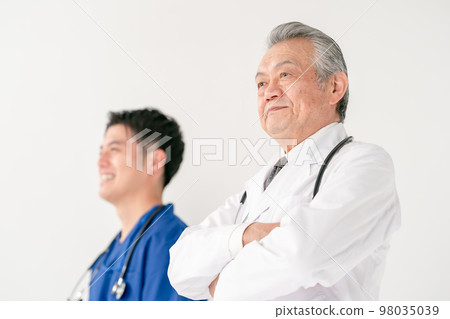 Medical doctor 2 people Medical doctor 2 people 98035039