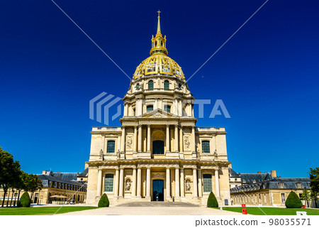 The Dome Church of the Invalides in Paris, France. The burial place of Napoleon Bonaparte and other notable French figures. 98035571