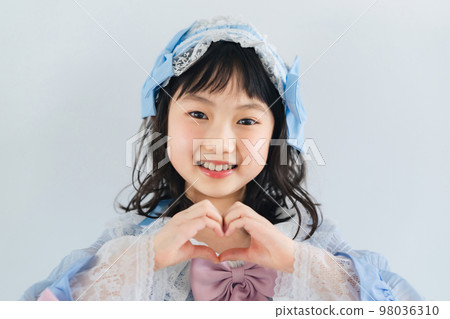 Girl in a dress Photo studio Shichi-go-san half coming-of-age ceremony Girl in a dress Photo studio Shichi-go-san half coming-of-age ceremony 98036310