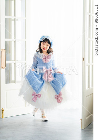 Girl in a dress Photo studio Shichi-go-san half coming-of-age ceremony Girl in a dress Photo studio Shichi-go-san half coming-of-age ceremony 98036311