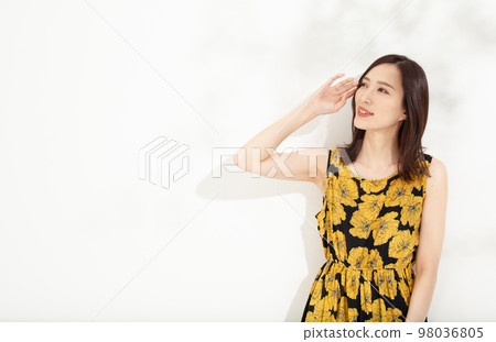 白色背景的年輕女性護膚 98036805