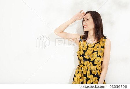 白色背景的年輕女性護膚 98036806