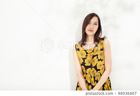 白色背景的年輕女性護膚 白色背景的年輕女性護膚 98036807