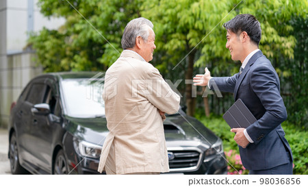 Car business dealer 2 people Car business dealer 2 people 98036856