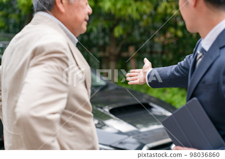 Car business dealer 2 people Car business dealer 2 people 98036860
