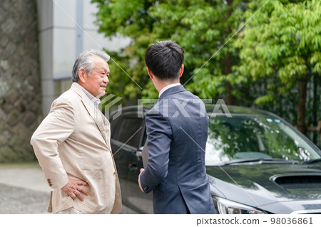 Car business dealer 2 people Car business dealer 2 people 98036861