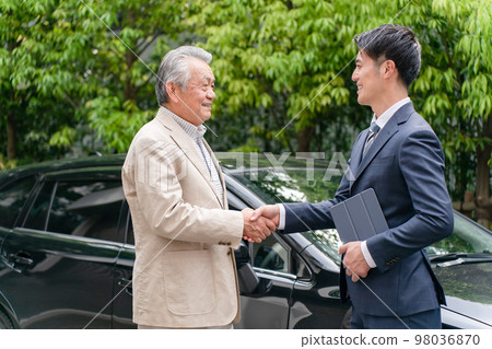 Car business dealer 2 people 98036870
