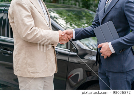 Car business dealer 2 people Car business dealer 2 people 98036872