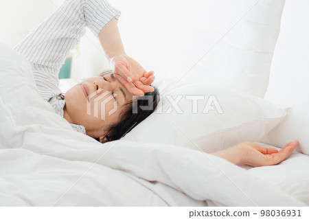 Middle-aged women who feel sick when waking up 98036931