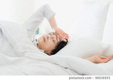 Middle-aged women who feel sick when waking up 98036935