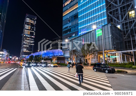 “東京”東京站八重洲口/城市夜景 98036971