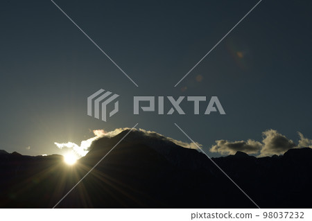 Hakushu Town, Hokuto City, New Year's Eve 2022, the sun setting over Kaikoma with clouds 98037232