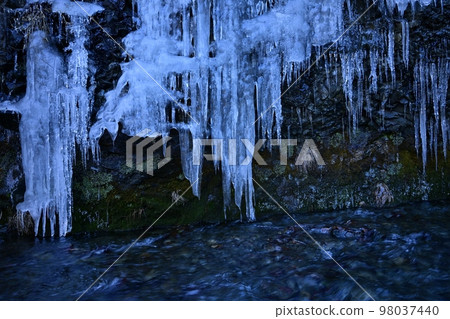 Icicles in Kyugetsu, Ogano Town Icicles in Kyugetsu, Ogano Town 98037440