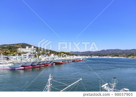 Kesennuma Sea, boats and towns 98037903