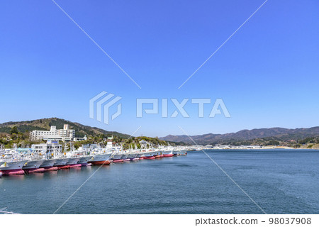 氣仙沼海、船隻和城鎮 氣仙沼海、船隻和城鎮 98037908