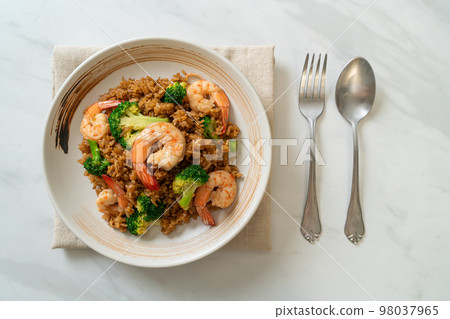 fried rice with broccoli and shrimps 98037965