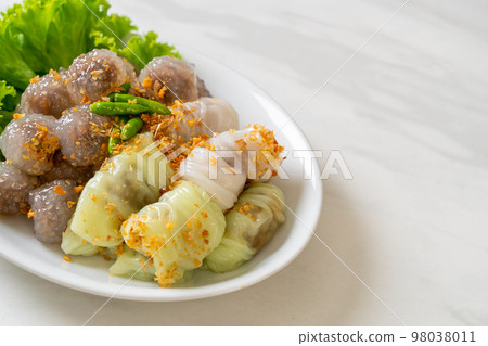 Steamed Rice-Skin Dumplings and Steamed Tapioca Dumplings with Pork Steamed Rice-Skin Dumplings and Steamed Tapioca Dumplings with Pork 98038011
