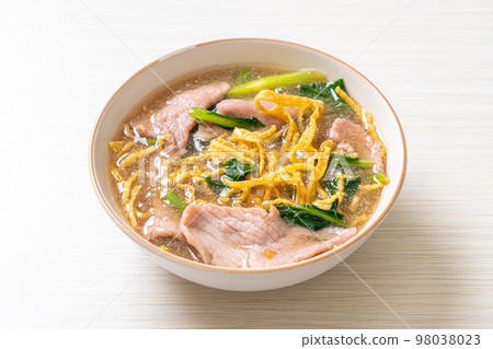 Crispy noodles with Pork in Gravy Sauce 98038023