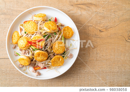 stir-fried bean sprout, egg tofu and minced pork stir-fried bean sprout, egg tofu and minced pork 98038058