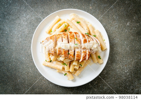 quadrotto penne pasta white creamy sauce with grilled chicken 98038114
