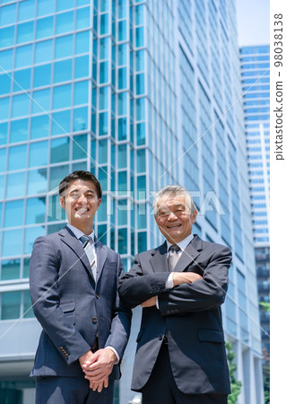 Businessman 2 people outdoor building 98038138