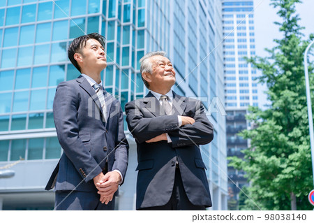 Businessman 2 people outdoor building 98038140