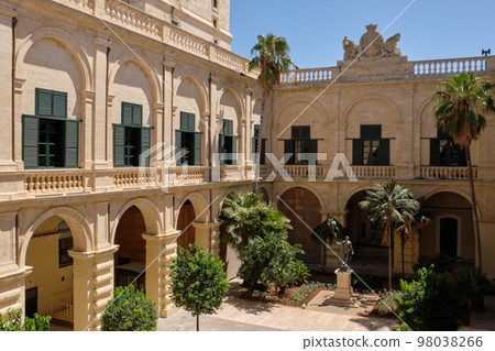 Courtyard - Valletta 98038266