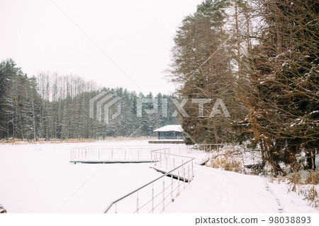 Beautiful winter landscape of a frozen lake and a lot of snow 98038893