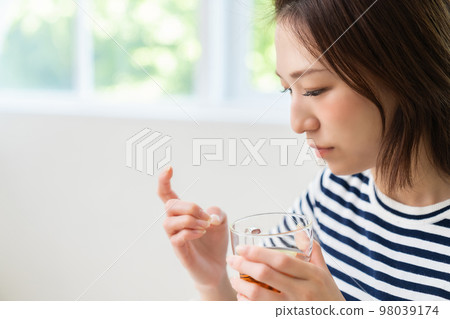 年輕的女人 98039174