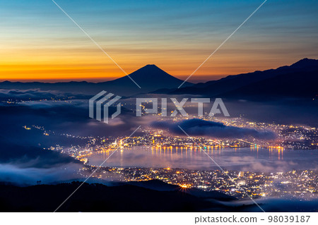 [Nagano Prefecture, Suwa] Takapotch Plateau with a view of Mt. Fuji and Lake Suwa 98039187