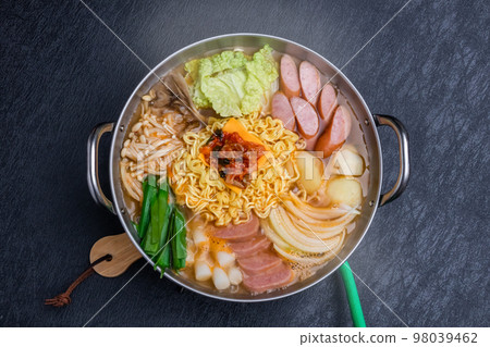 Budae jjigae 韓國料理 Budae jjigae 韓國軍事火鍋 98039462