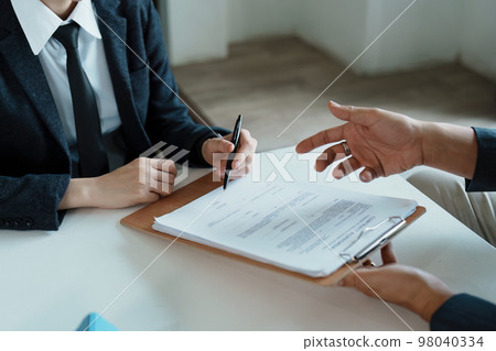 Guarantee, mortgage, agreement, contract, sign, the customer is signing the contract document as evidence to the real estate agent or bank officer according to the agreement according to the document. 98040334