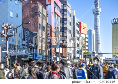 Tokyo's urban landscape, Asakusa, a pedestrian zone for the first three days of the New Year 98040336