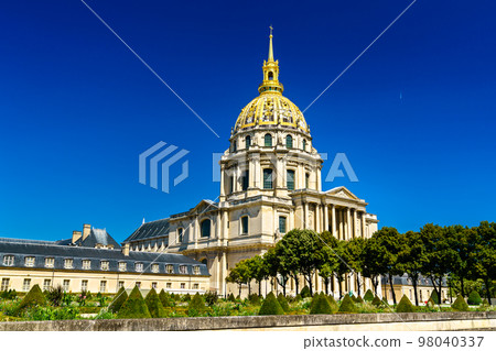The Dome Church of the Invalides in Paris, France. The burial place of Napoleon Bonaparte and other notable French figures. 98040337