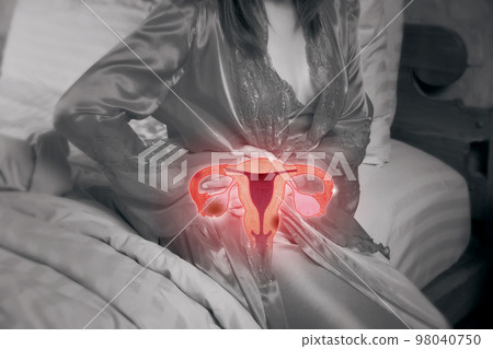 Woman having uterine pain 98040750