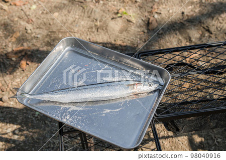 [Make saury grilled with salt at the auto campsite] 98040916