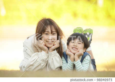 Smile parent and child Smile parent and child 98040973
